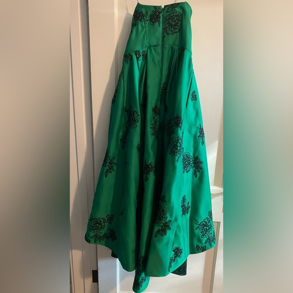 Marchesa Notte Strapless Coquette Embroidered Duchesse Satin Gown Emerald Size 8 - Picture 4 of 15